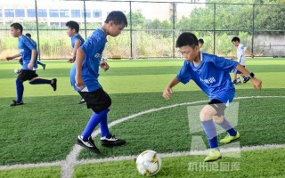 足球场内禁止踢球吗，足球场内禁止踢球吗现在