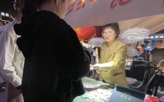摆摊卖发光足球赚钱吗，摆摊卖发光足球赚钱吗现在